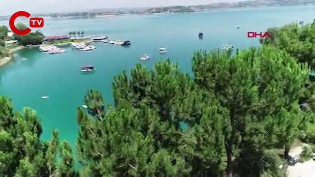 Göldeki duba üstü kaçak yapılar, kıyıya çekilmeye başlandı