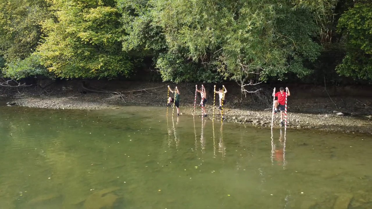 Namur: les échasseurs traversent la Meuse, une première depuis plus de 600 ans