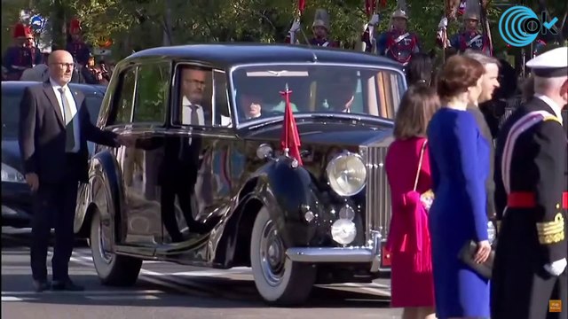 Sánchez hace esperar al Rey para evitar los abucheos pero no esquiva la gran pitada en el desfile