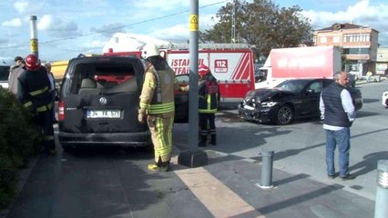 Son dakika haberi! Arnavutköy'de 2 araç kavşakta bir birbirlerine girdi: 3 yaralı