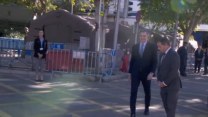 Télécharger la video: Sánchez retrasa su llegada para evitar los abucheos y hace esperar a los reyes