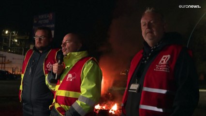 Les grèves reconduites dans les raffineries Esso et Total, le gouvernement lance la réquisition
