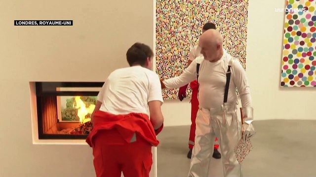 A Londres, Damien Hirst brûle ses œuvres pour en faire des NFT