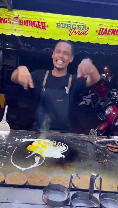 Duh si abangy gemes banget bikin pembeli betah