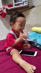 Balita yang bahagia dengan caranya