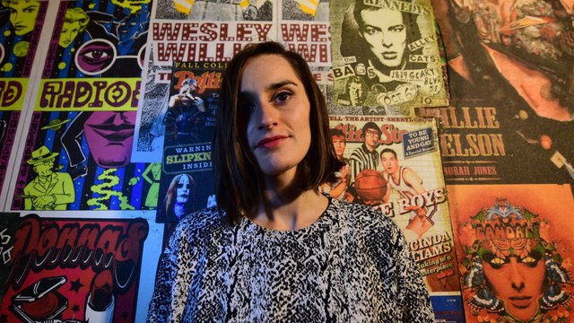 VOICI - Je me sentais hyper mal : la chanteuse Yelle affirme avoir été embrassée de force par Sébastien Cauet