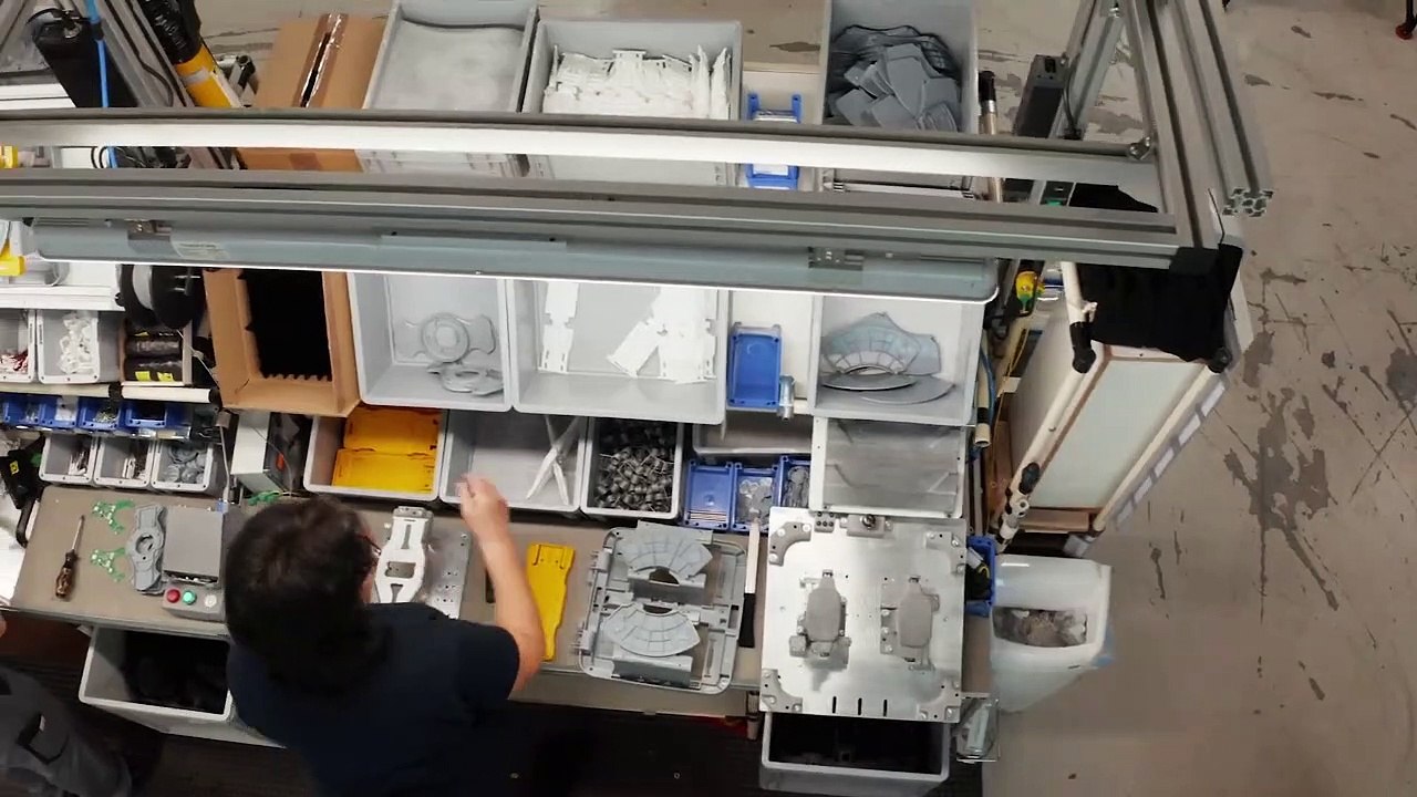 Weltpremiere in Sachen Hygiene:  Berührungsloser Automat händigt erstmals Feuchttücher aus