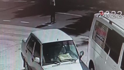 Yolun karşısına geçmeye çalışan gence otomobil böyle çarptı