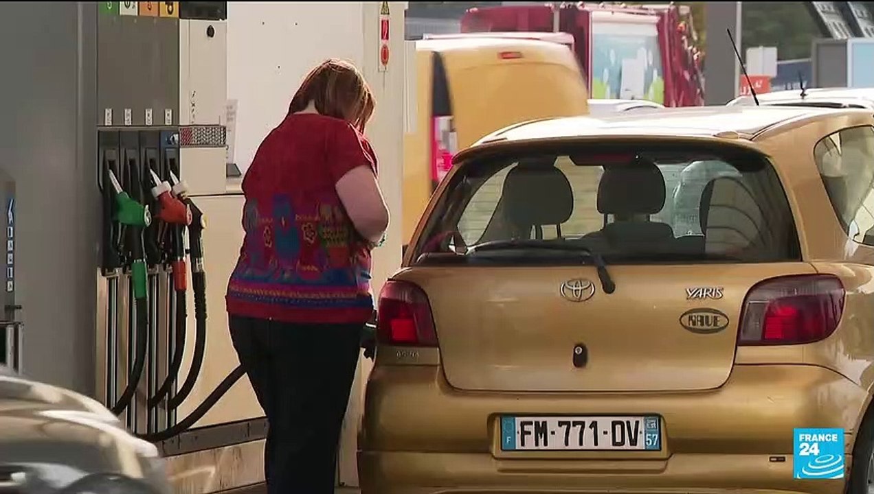 Pénuries d'essence : les frontaliers se ruent vers les stations-service voisines.
