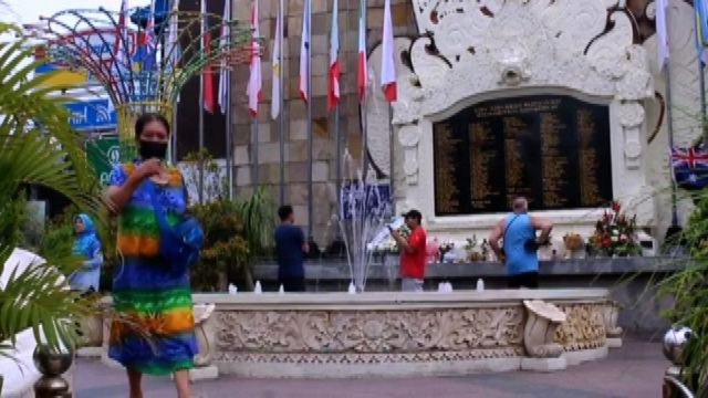 Fiori in memoria delle vittime degli attentati di Bali 20 anni fa