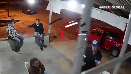 Korkunç an kamerada! Silahıyla gelip 2 kişiyi öldürdü, çevredekiler film gibi izledi