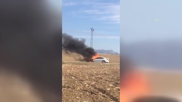 Otomobil seyir halindeyken alev aldı
