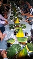 Rebutan makanan di acara  maulid.