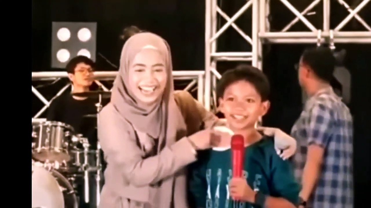 Farel dapat perhatian dari seniornya di atas panggung__farel prayoga