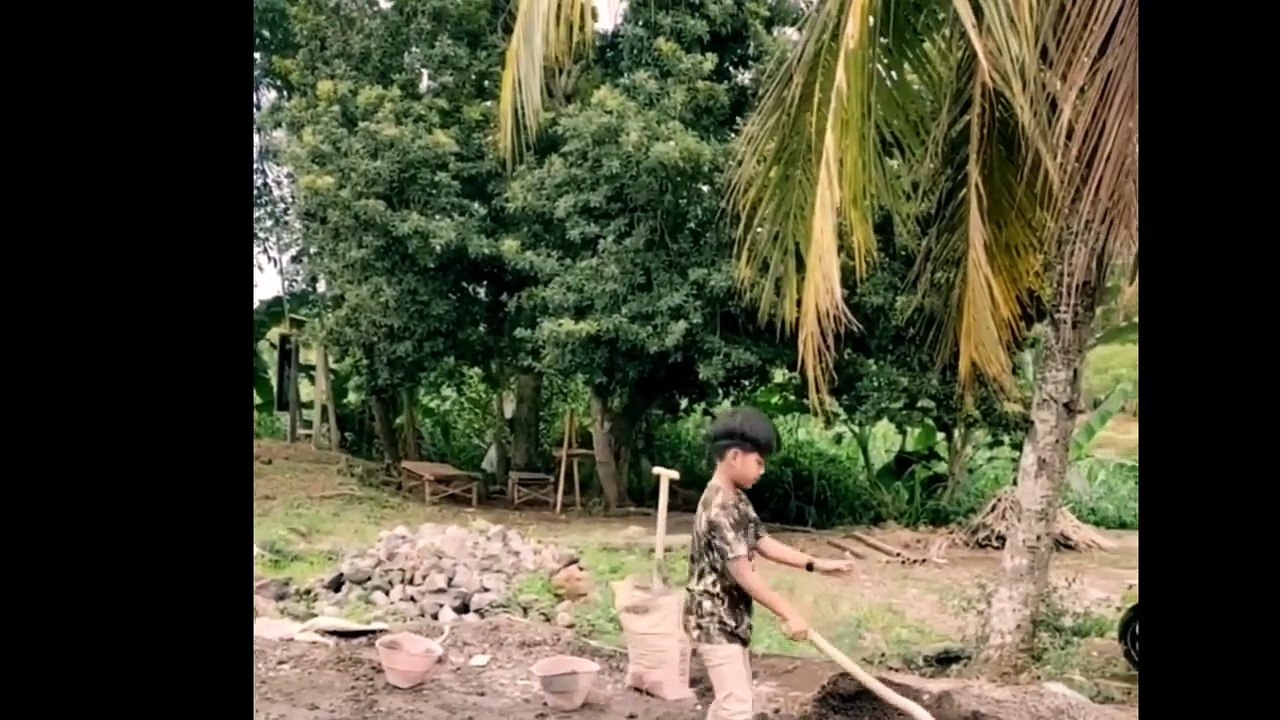 Farel parodi jadi kuli bangunan tukang aduk pasir__farel prayoga