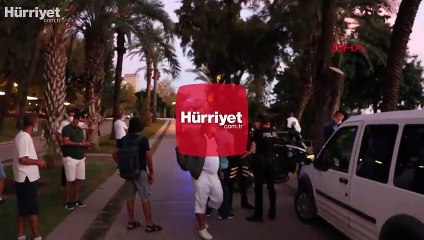 20 metreden düşüp yaralanan kişiye aldırış etmeyip aynı noktada oturdular