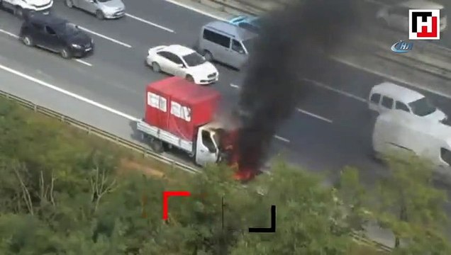 TEM Otoyolu Kavacık Mevkii'nde kamyonet yandı