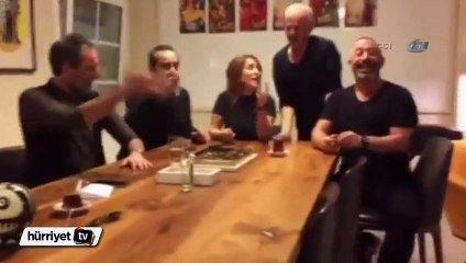 Cem Yılmaz film ekibiyle şarkı söyledi