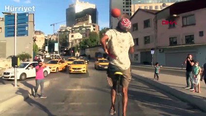 Beyoğlu'nda kırmızı ışıkta jonglör gösterisi
