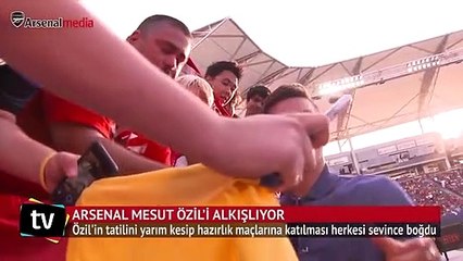 Arsenal Mesut Özil’i alkışlıyor