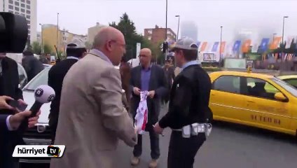 CHP’li milletvekili, polis barikatını araba ile geçti
