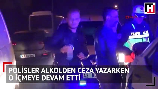 Pişkinliğin böylesine pes! Polis ceza yazarken o içmeye devam etti