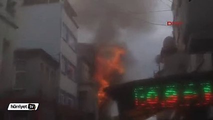 Kumkapı'da bina alev alev yandın