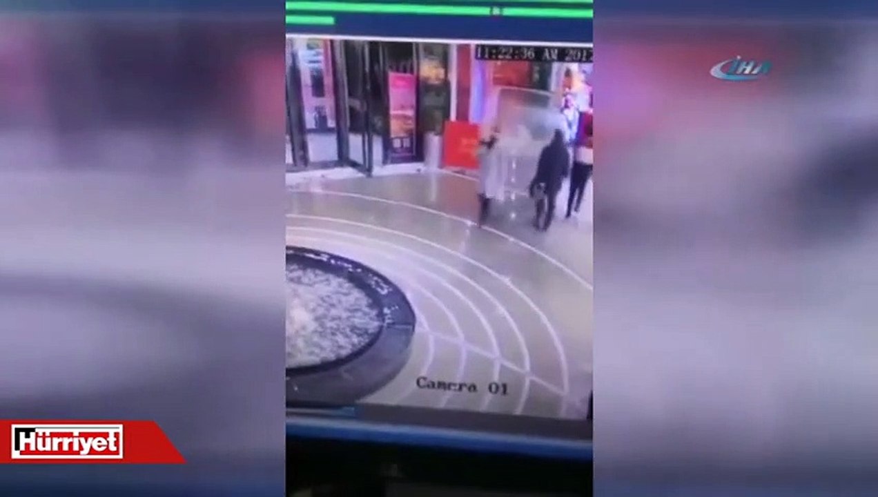 Cep telefonu tutkusu yüzünden havuza düştü
