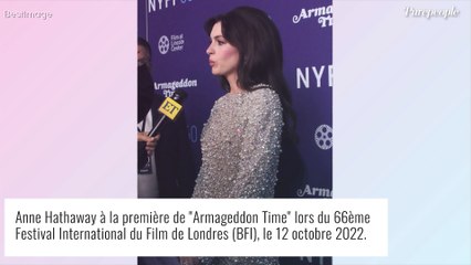 Anne Hathaway étincelante : total look brillant sur tapis rouge, de la tête aux pieds