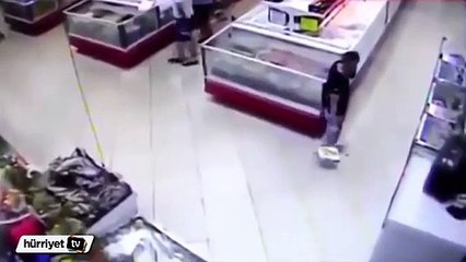 Alışveriş sepetine atlayan balık