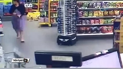 Markete dalan otomobil kadını teğet geçti