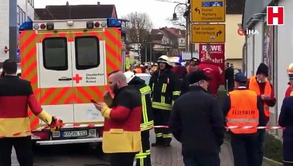 Almanya'da bir araç karnaval konvoyuna daldı