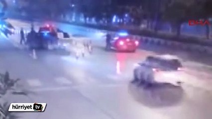 Alkollü sürücü polis aracına çarptı