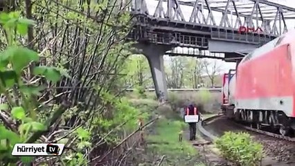 Almanya'da trenin kapısına duvar ördüler