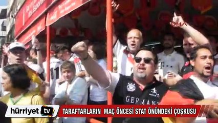 Taraftarların maç öncesi stat önünden renkli anları