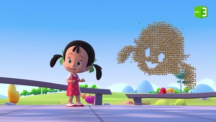 لعب الكرة يتسبب في تدمير خلية النحل