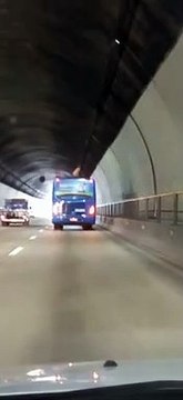 Jovem é flagrado em cima de ônibus em movimento em Florianópolis