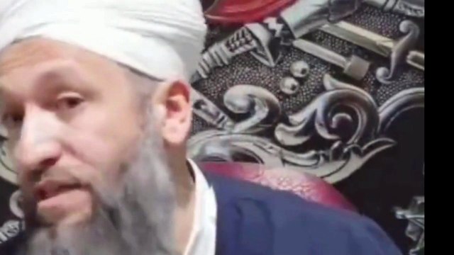 Gerici yayıncının cin sözleri gündem oldu! Banyoda çekirdek çitleyip izliyor seni