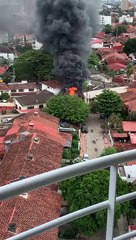 Un depósito es consumido por el fuego en la Octava División del Ejército en Santa Cruz