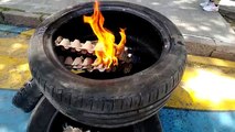 Comerciantes del Mercado Municipal reclaman contra la clausura y queman neumáticos frente a la comuna