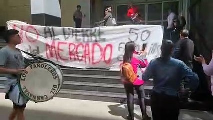 Comerciantes del Mercado Municipal reclaman contra la clausura y queman neumáticos frente a la comuna