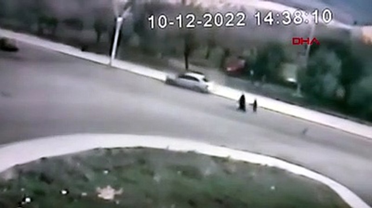 Arnavutköy'de otomobilin altında kalmaktan saniyelerle kurtuldular 