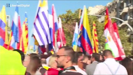 Multitudinaria manifestación por las calles de Barcelona para celebrar la Hispanidad