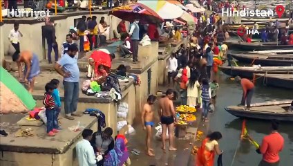 Binlerce Hindu Covid-19’a rağmen Ganj Nehri’ne girdi