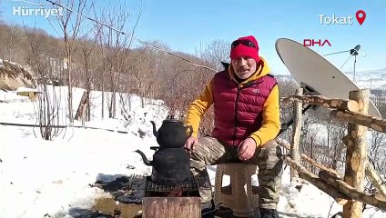 Sosyal medyada büyük ilgi gördü... Bahçesindeki fareyi bisküvi ile besliyor