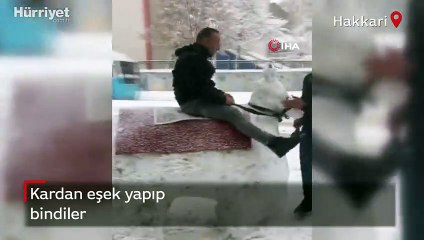 Görüntüler Hakkari'den... Kardan eşek yapıp bindiler