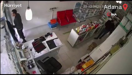 İstediği ilacı vermeyen eczacıya bıçak çekti...O anlar kamerada