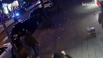 Yerde bulduğu cüzdanın içindeki parayı önce saydı sonra alıp gitti