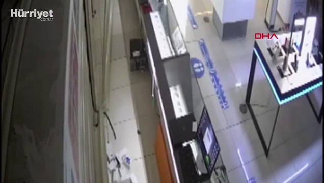 Esenyurt'ta mağazadan 3 milyon liralık cep telefonu hırsızlığı kamerada