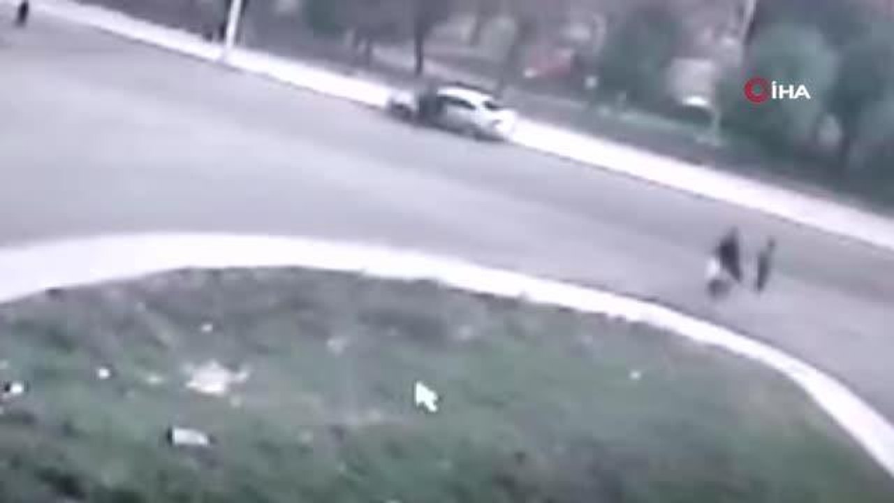 Son dakika 3. sayfa: Kazada savrulan aracın altında kalmaktan son anda böyle kurtuldular